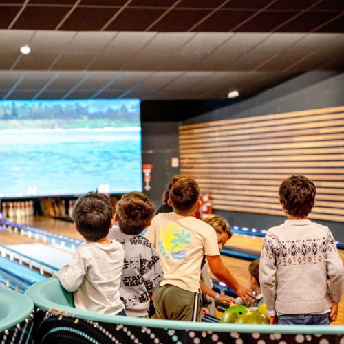 Bowling Cannes Warm Up : Des enfants jouent au bowling