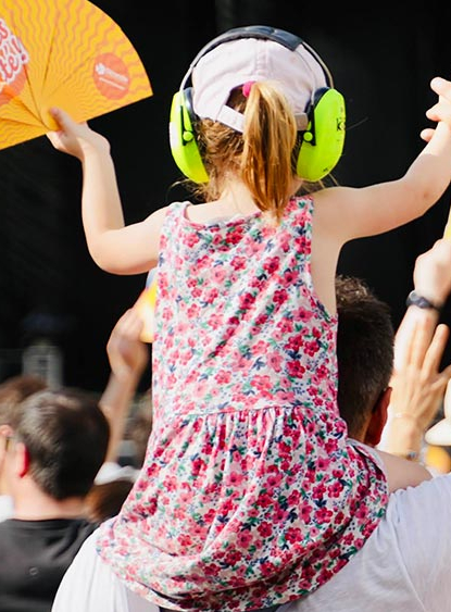 Festival ODP : concert en famille, fillettes sur les épaules de son parent