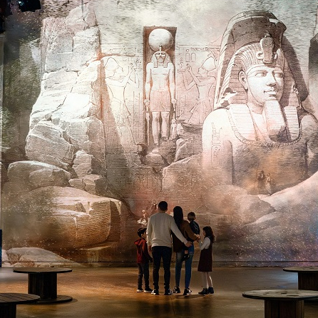 L'Egypte des pharaons : famille devant une exposition digitale et immersive