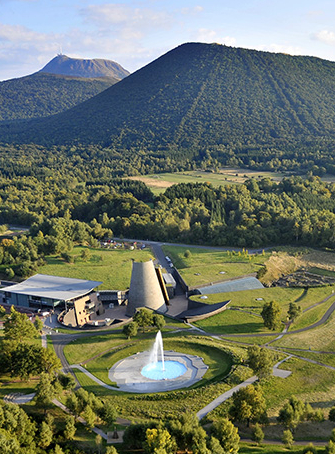Vue du ciel du parc Vulcania en Auvergne