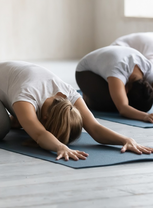 YogaSita : Des enfants sur des tapis font du yoga