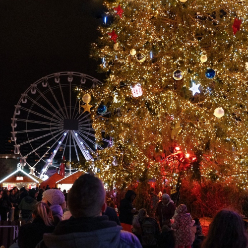 Marché de Noël de Clermont-Ferrand : Illuminations et grande roue à la nuit tombée