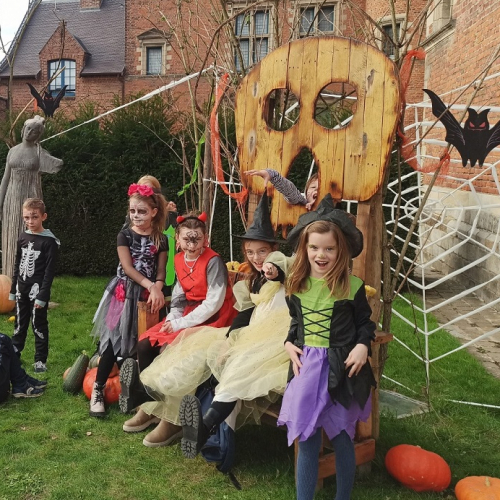 Douai fête Halloween : Des enfants déguisées dans les jardins d'un musée décoré