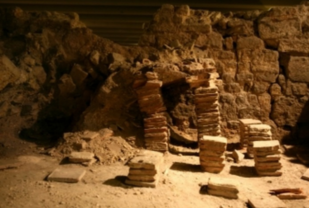 Crypte archéologique de Notre-Dame - Pilettes de la salle à hypocauste