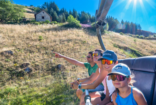 Famille sur le télésiège en été à Orcières - France Montagnes