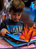 Festival Livre Jeunesse : Un enfant ouvre un livre en 3D