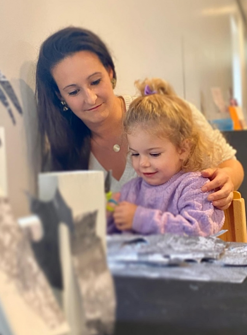 Les vacances de Noël au musée de la Céramique : Une maman fait un atelier avec sa petite fille