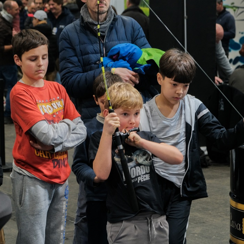 Carrefour National Pêche et Loisirs : Des enfants testent une canne à pêche
