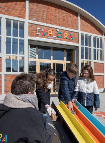 enfants devant Explora