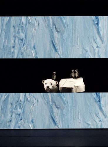 One de Cyrille Louge : Une marionnette d'ours polaire sur la banquise