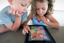 Enfants jouant sur la tablette