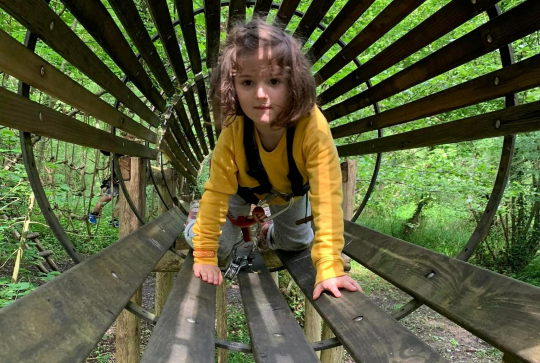 Enfant dans un accrobranche Au Fil du Ciron