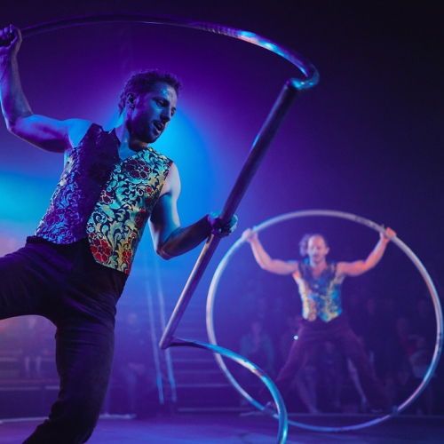 I Love You Two - Circus I love you : Acrobates dans des cerceaux