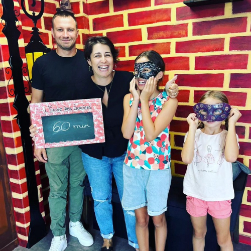 Kid'Scape Escape Game : Des parents avec leurs deux filles une fois sortie de l'aventure