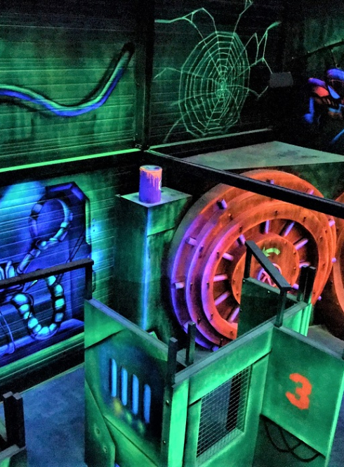 LaserMaxx Cannes 06 : Couloirs plongés dans la pénombre