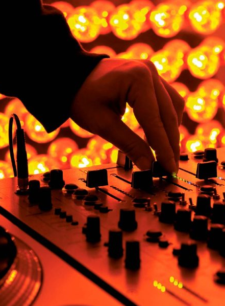 MuTe - La Ruse : Une main qui gère une plateforme sonore