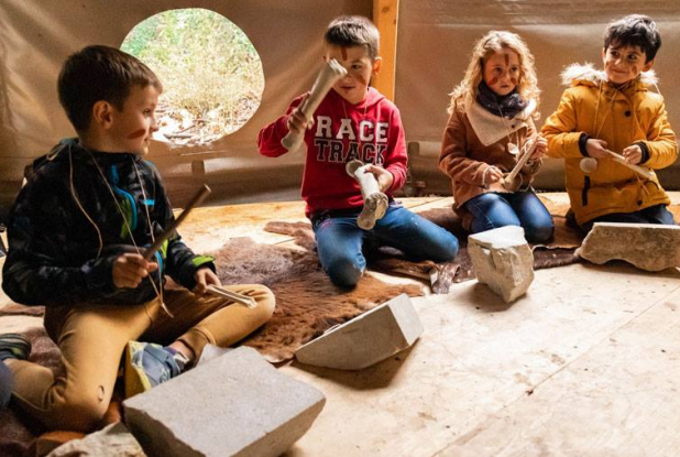 Les enfants découvrent la musique de l'époque à la Grotte Chauvet 2 - Ardèche