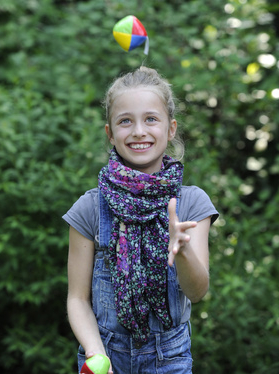 Petite fille qui jongle