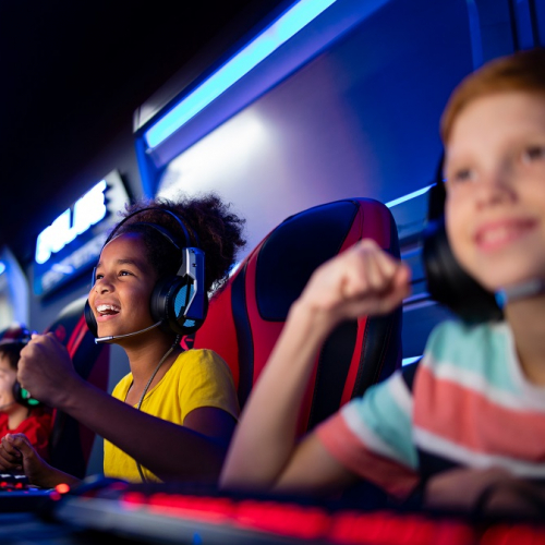 Alt+F4 E-Sport à Nice : Des jeunes jouent devant des PC