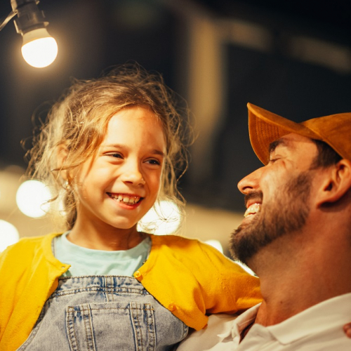 Les nocturnes des jardins du MIP : Une petite fille dans les bras de son père à la nuit tombée