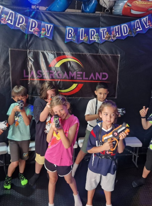 Lasergame Land : Des enfants prennent la pose avec leurs armes innofensives