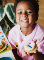 Fluffy Donuts : les enfants se régalent avec un donuts
