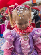 petite fille au carnaval déguisement princesse