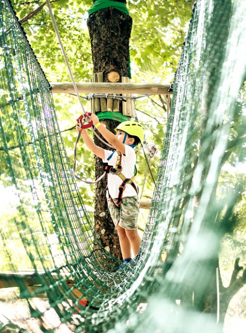 Top Accrobranche : Petit garçon en plein parcours