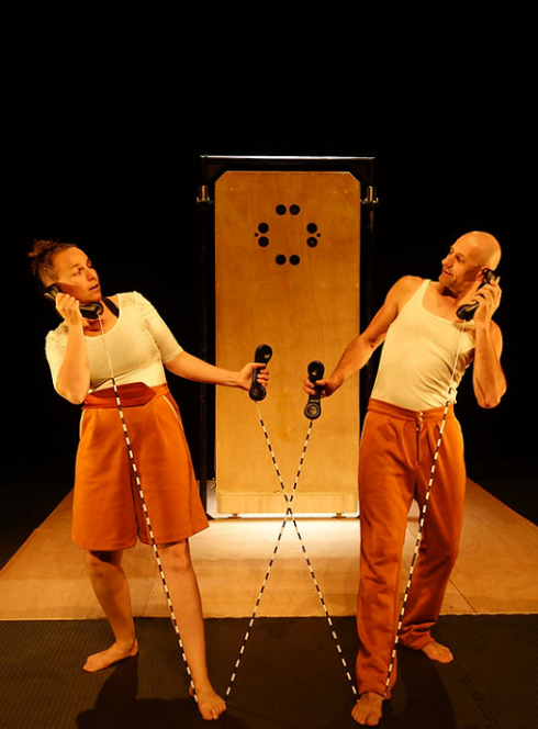 Jeux d'enfants : Deux interprètes sur scène jouent avec des téléphones et des cordes