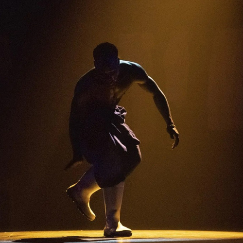 Moya Zip Zap Circus : Un danseur seul sur scène