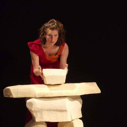 Inuksuk - Cie Zeïf : Une artiste derrière des bloc qui ressemblent à des cailloux