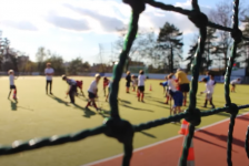 Enfants participant à un cours de hockey sur gazon