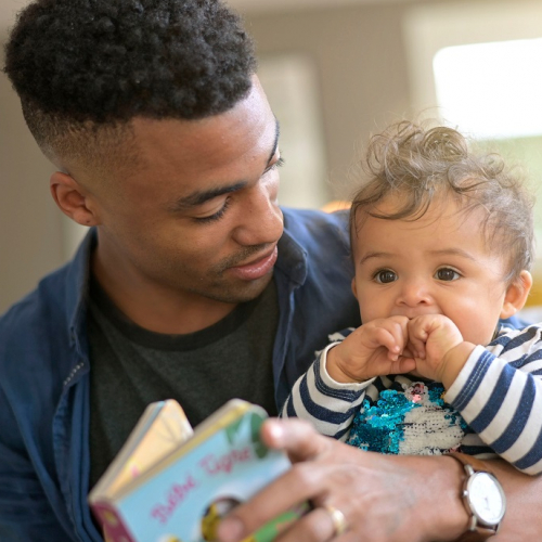 Atelier Bébés Lecteurs : Un papa fait la lecture à son enfant