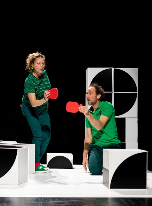 Week-end Tribu à la Comédie de Clermont : Deux artistes jouent à un jeu de construction sur scène