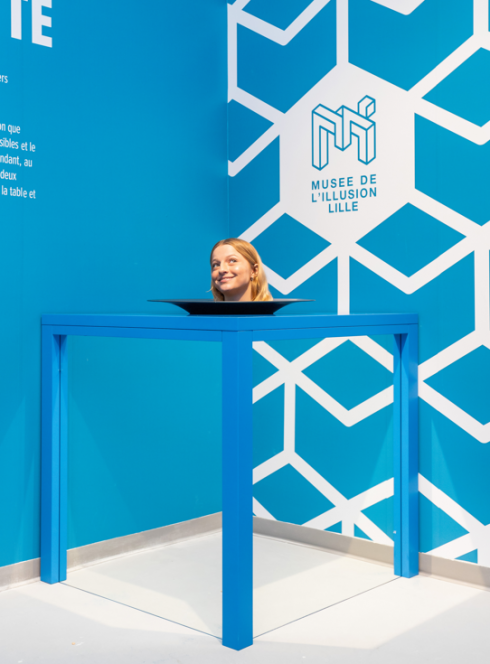 Le Musée de l'Illusion à Lille : Impression qu'une tête trône au milieu d'un plat, sur une table