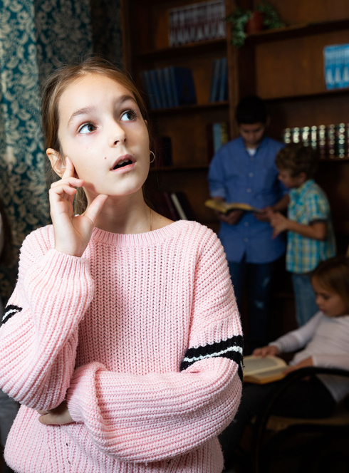 Enfants faisant un escape game