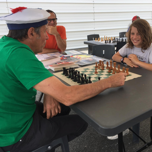 Homme et Grand-Parents qui jouent aux échecs