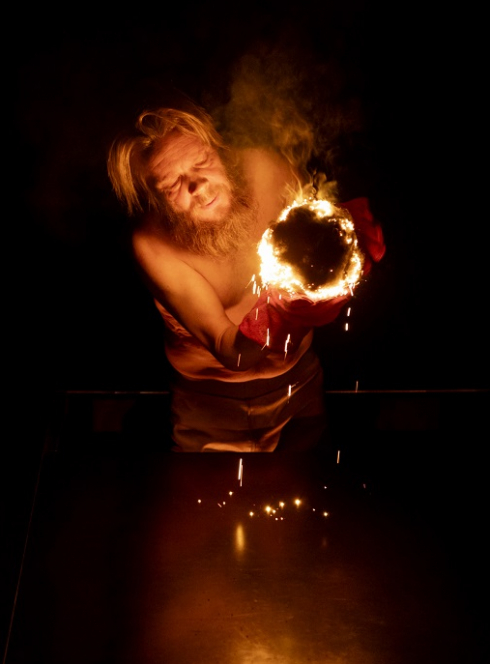 Trilokia - Jani Nuutinen : Un homme manipule une boule de feu