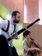 Murmures de notes : un joueur de basson et une violoncelliste