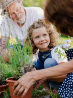Rendez-vous aux jardins 2024 : Atelier rempotage entre une petite fille et ses grands-parents