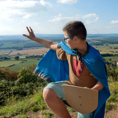 Martailly-les-Brancion : Aventures Mômes sur le site du château de Brancion, enfants déguisés