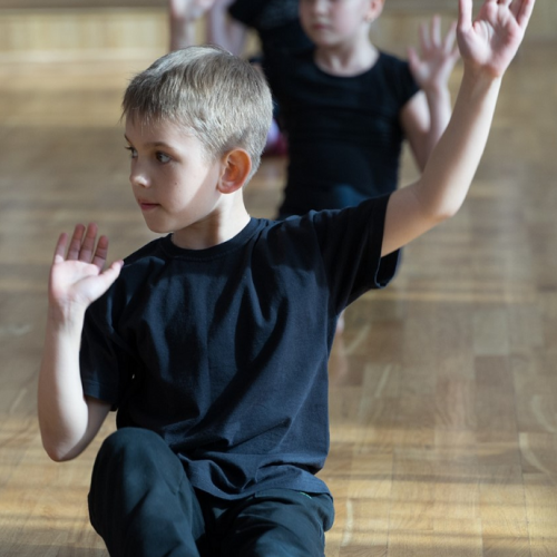 Espace Magnan : Un petit garçon pendant un atelier de danse