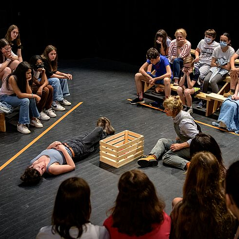 La tête ailleurs - une scène rapprochée