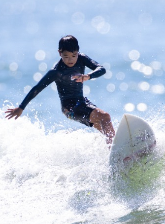 Enfant surfeur
