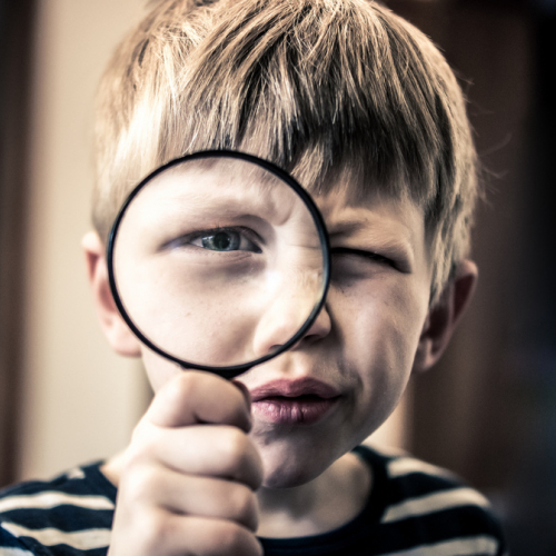 Enfant et loupe