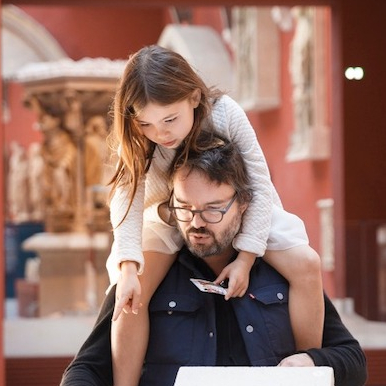 Cité de l'architecture et du patrimoine en famille : un père et sa fille sur les épaules