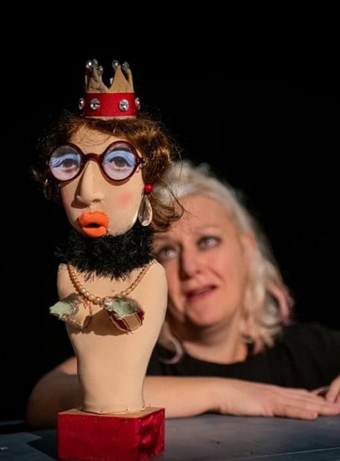 La princesse qui n'aimait pas, une comédienne sur scène