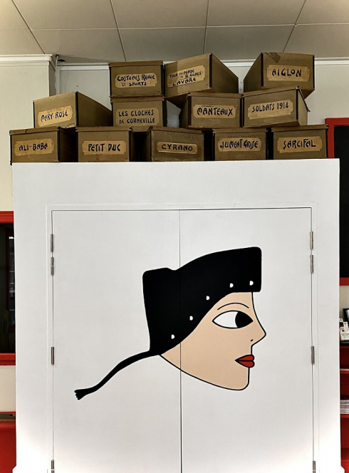 Soirée de réouverture du Théâtre Le Guignol : Peinture de Guignol sur une armoire