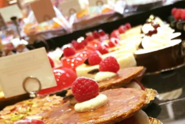 Le Valentin : pâtisseries en vitrine