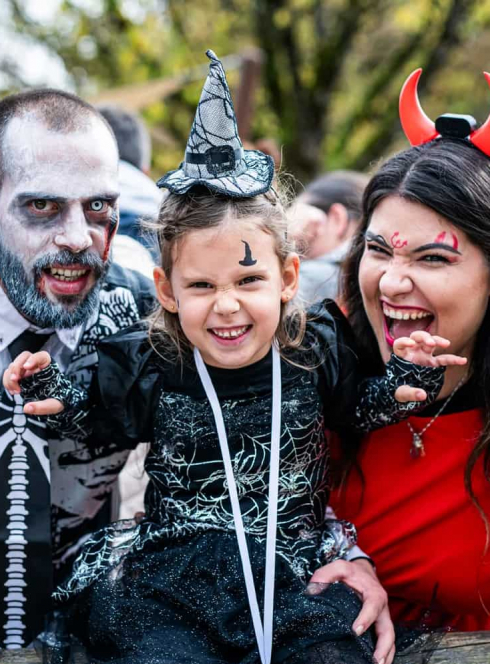 Halloween 2024 dans les parcs d'attraction : famille déguisée
